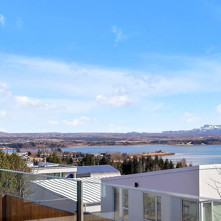 Luxurious Villa With Stunning Lake Views Reykjavik Exterior photo