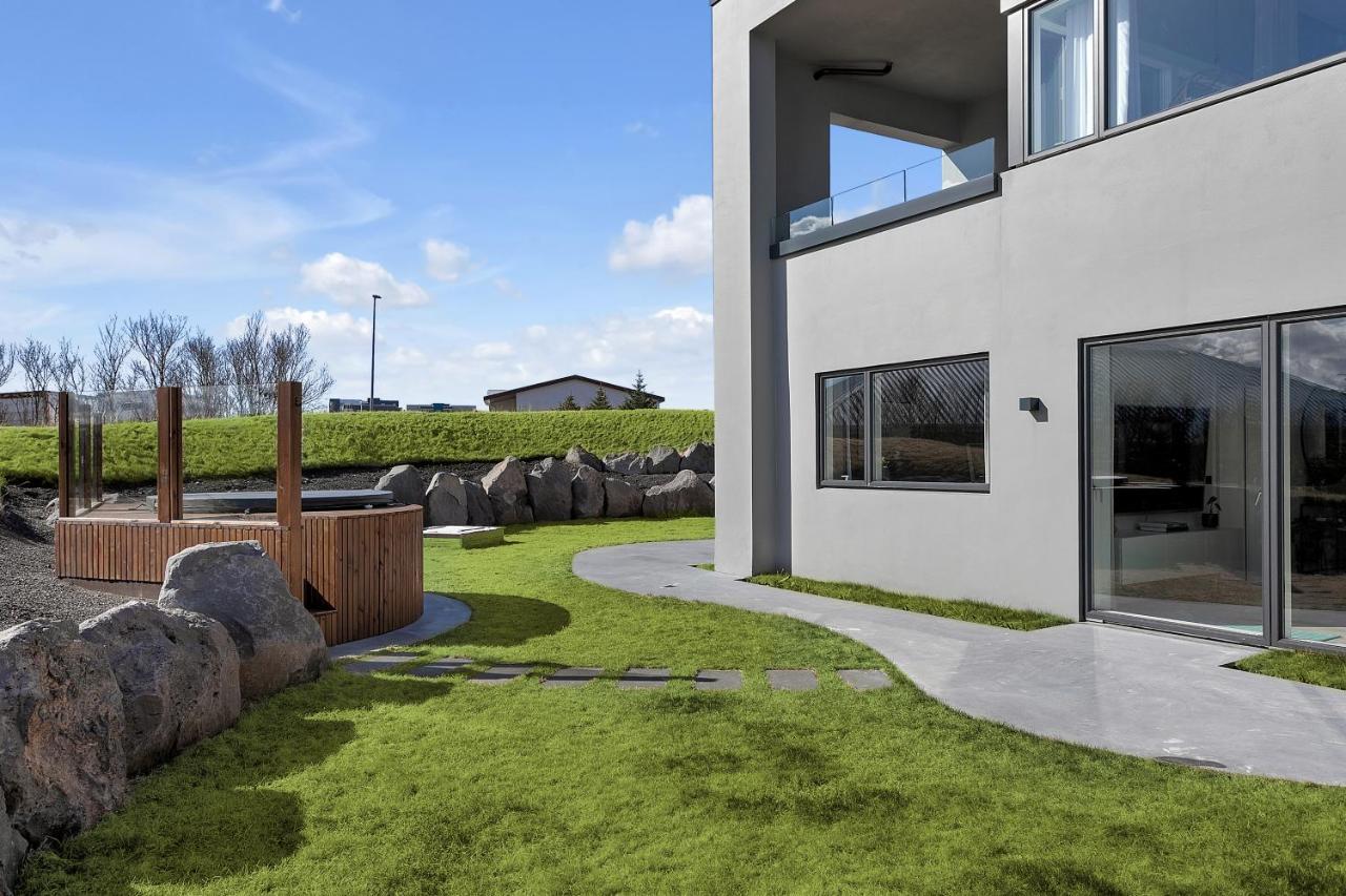 Luxurious Villa With Stunning Lake Views Reykjavik Exterior photo